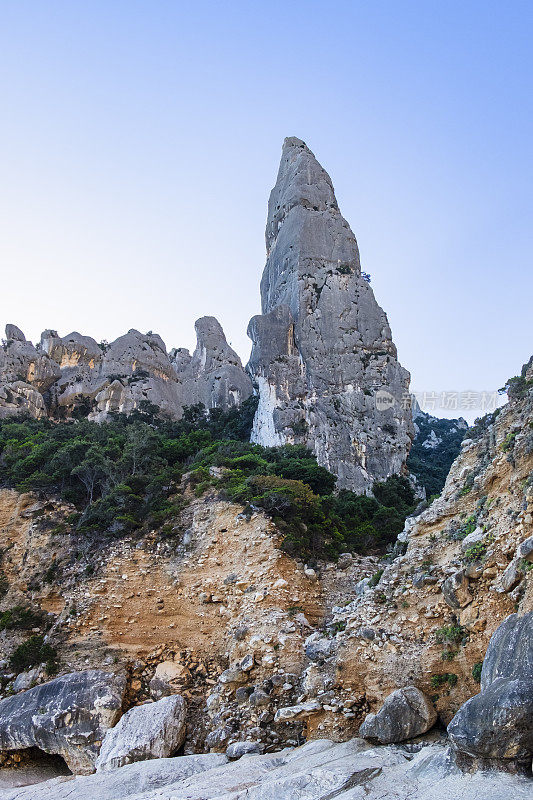 Monte Caroddi，位于意大利撒丁岛东海岸的金字塔尖顶